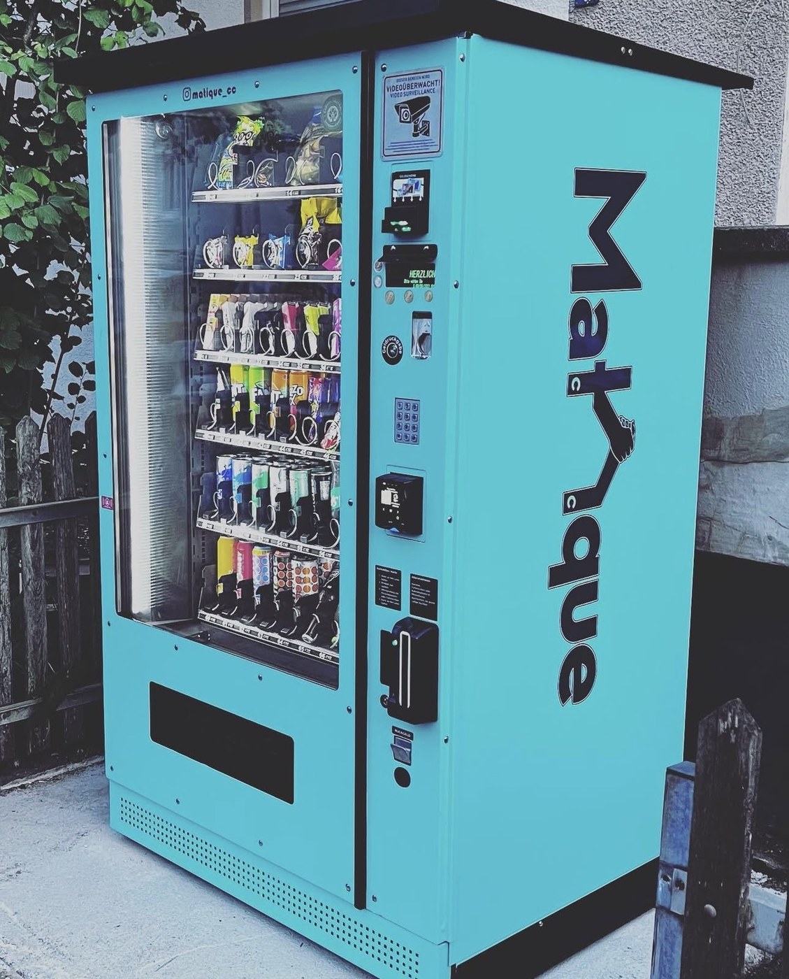 Türkiser CC-Matique Snackautomat mit Snacks und Getränken